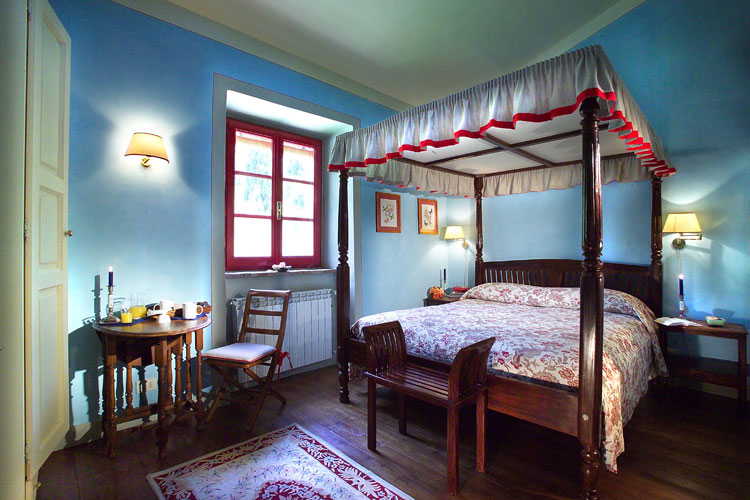 Una delle camere del B&B con il letto a baldacchino