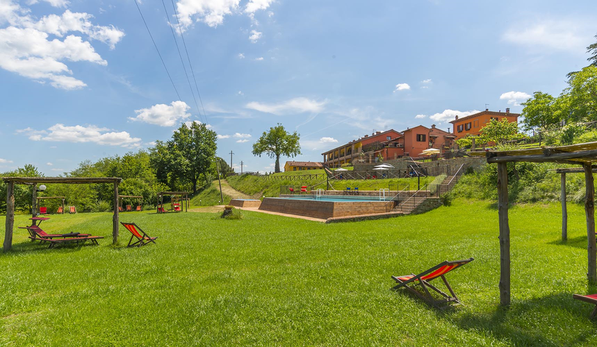 Casa Vacanze Le Fornaci: divertimento e relax per tutta la famiglia con gli ampi giardini che circondano la casa