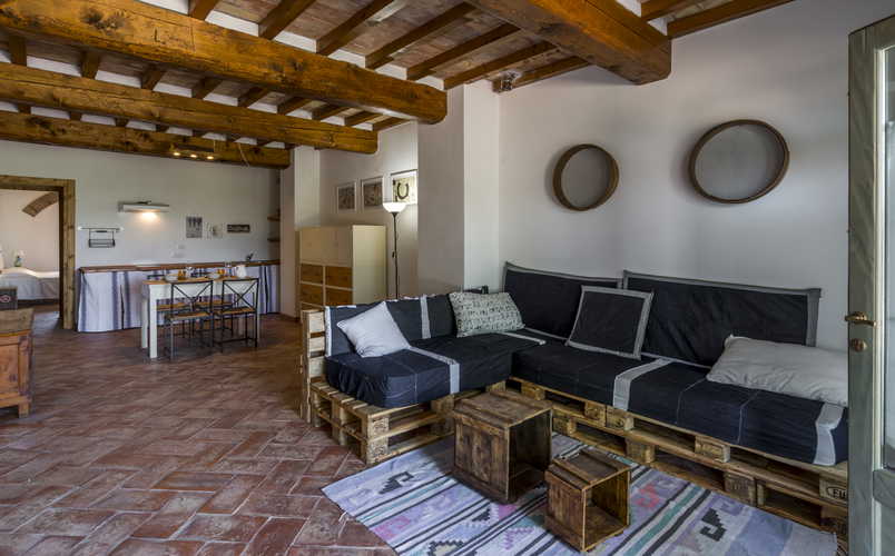 Casa Vacanze Le Fornaci: la filosofia eco-sostenibile si ritrova anche nell'arredo, che spesso riutilizza oggetti di uso quotidiano 