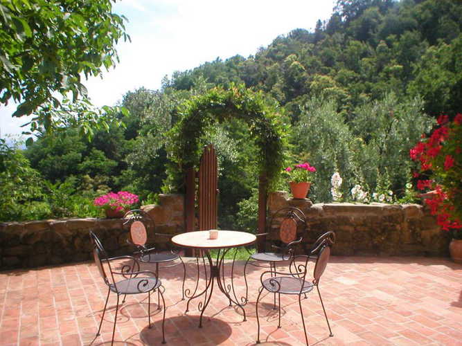 La bellissima terrazza panoramica dotata di tavolo e sedie