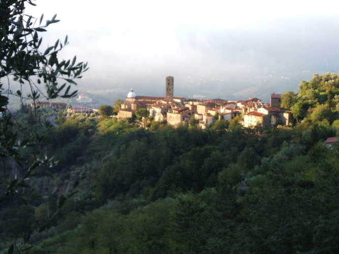 Vista del paesino medievale di Massa e Cozzile