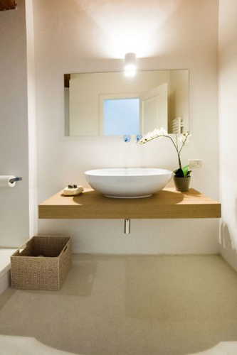 Il design innovativo dai colori chiari ma caldi caratterizza il B&B