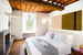 Arredo moderno ben si sposa con elementi tradizionali come il parquet