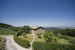 Tipica architettura toscana con pietra a vista che domina il podere