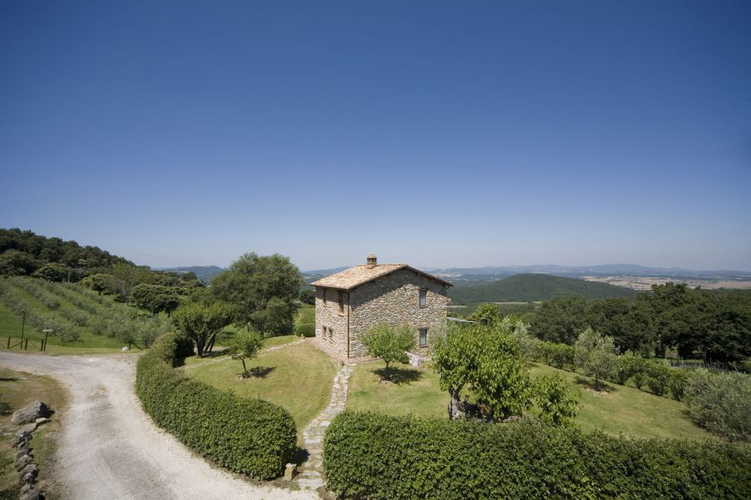 Tipica architettura toscana con pietra a vista che domina il podere