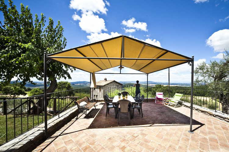 Arredo semplice in stile country chic dai tipici accenti toscani