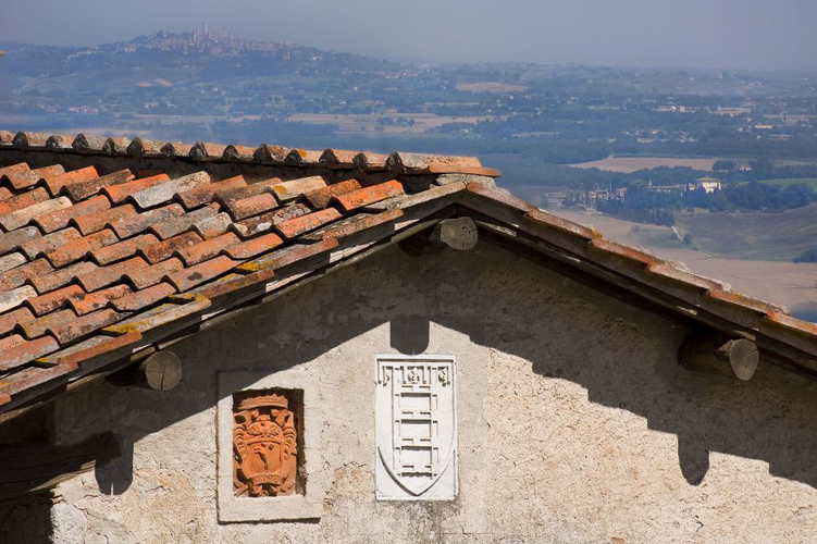 Pavimenti in terracotta e soffitti con travi a vista al Podere