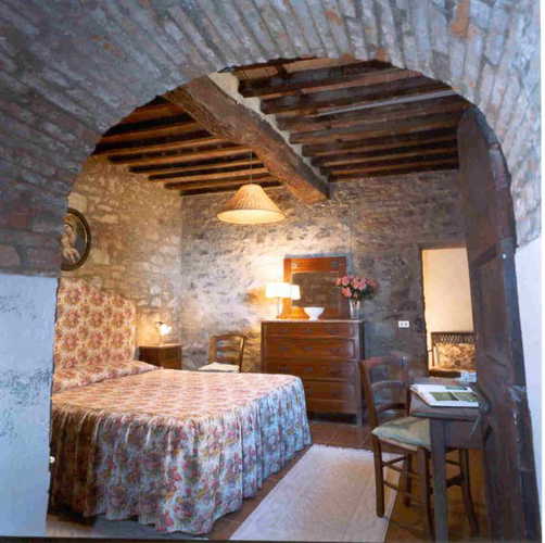 La camera da letto con muri in pietra a vista