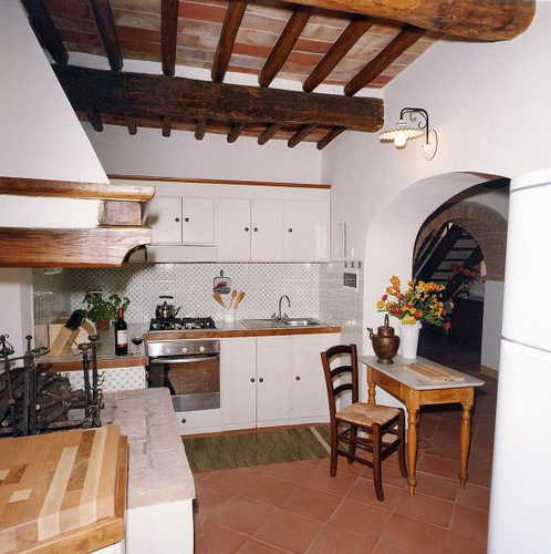 La cucina completamente attrezzata con forno e stoviglie
