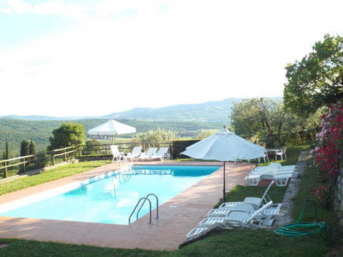 La piscina, panoramica e rilassante con tutti quei lettini!