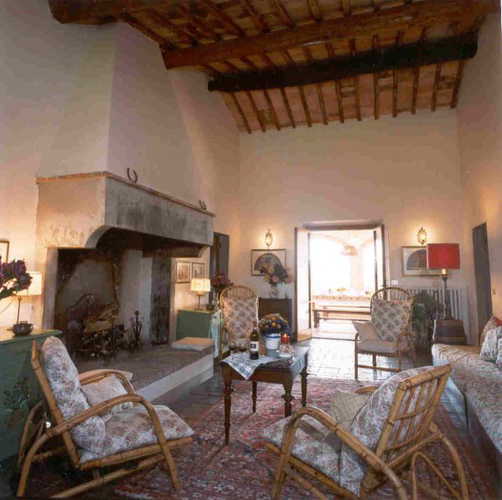 Il grande camino toscano dove poter cucinare ottima carne alla brace