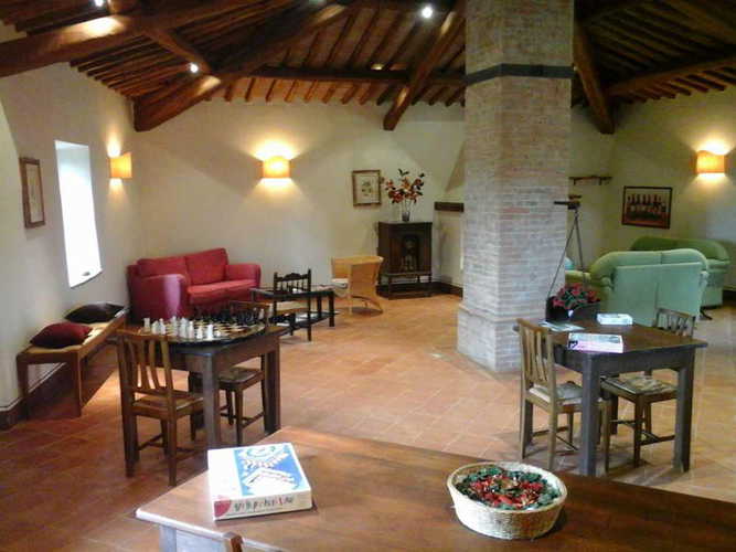 La sala comune, arredata in stile toscano con travi e mattoni a vista