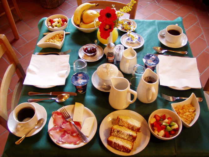 La ricca colazione: dolci fatti in casa, specialitÃ  locali, frutta