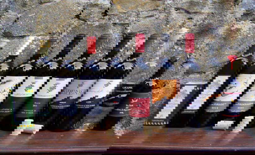 I vini e l'olio prodotti dall'azienda agricola del Castello