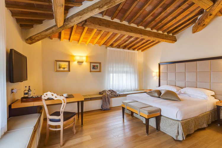 Castello La Leccia - soffitti con i travi a vista e pavimenti in parquet