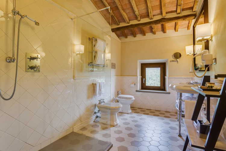 Castello La Leccia - camere e relativi bagni sono molto ampi, curati nel minimo dettaglio