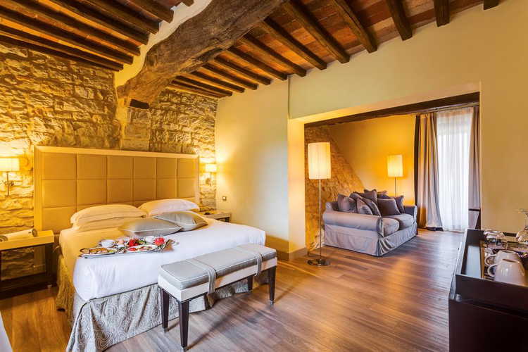 Castello La Leccia -  alcune delle camere hanno pareti in pietra, segno di un attenta e meticolosa ristrutturazione