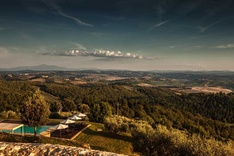 Castello La Leccia - la piscina, circondata dal verde delle colline circostanti e da panorami stupendi