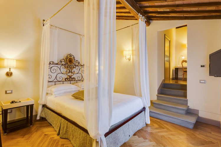 Castello La Leccia - l'eleganza e la semplicitÃ  dell'arredo ricordano atmosfere di altri tempi