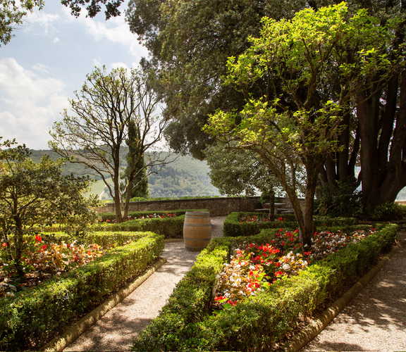 Castello Vicchiomaggio :: Splendid gardens in Tuscany