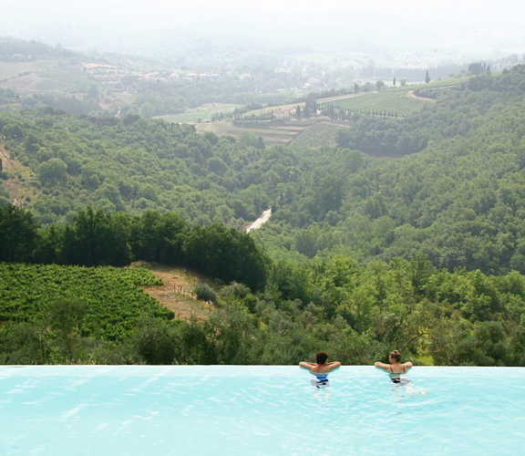 Castello Vicchiomaggio :: Endless panoramic views from the infinity pool