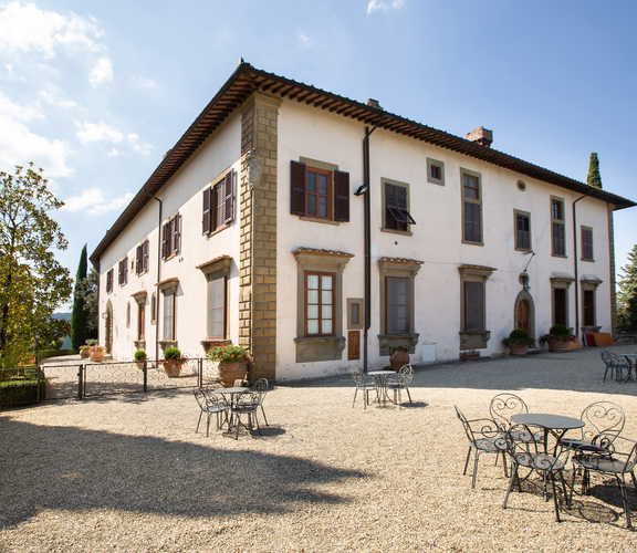 Castello Vicchiomaggio :: Relaxing in Tuscany in the shadow of an authentic castle