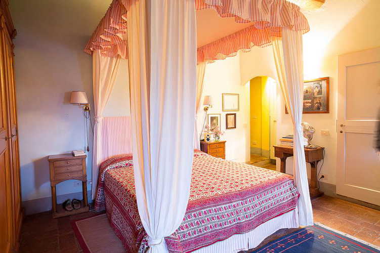 Arredo dalle stile country-romantico nelle camere degli appartamenti