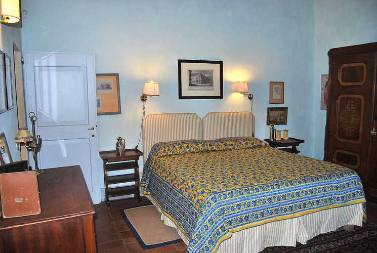 Motivi d'arredo rustici con mobilio antico e di pregio