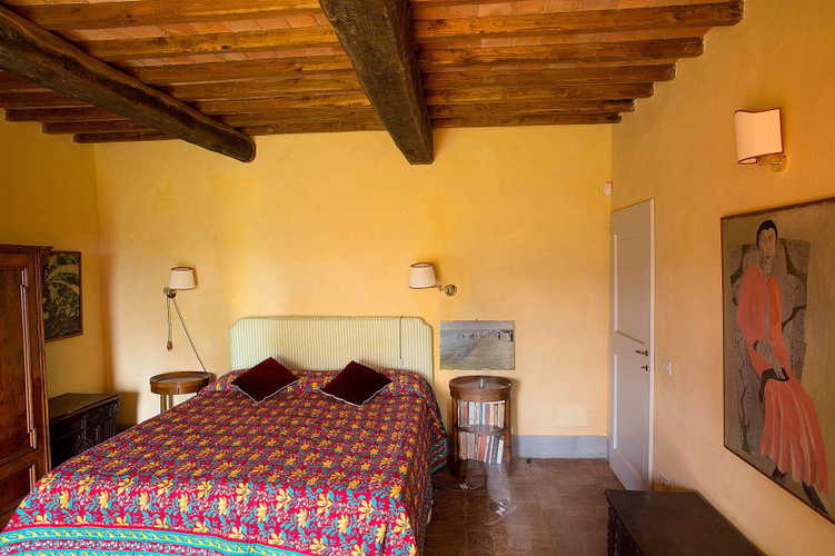 Soffitti con travi a vista e mobili in legno, tipici accenti toscani