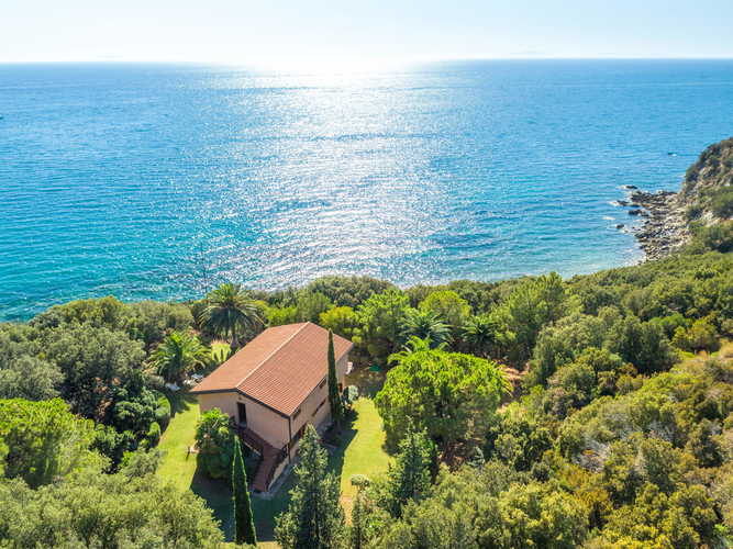 The villa with its garden and private access to the beach