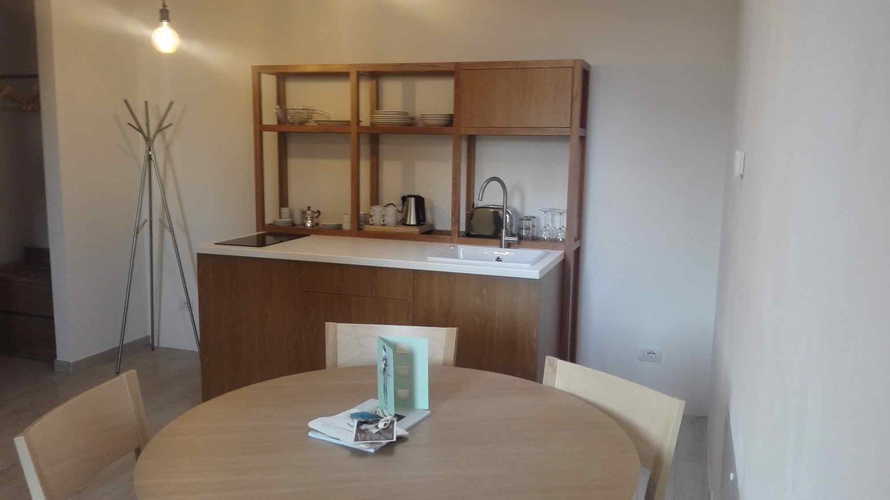 Cocoplaces Apartments - L'angolo cottura, in stile minimalista ma completamente funzionale