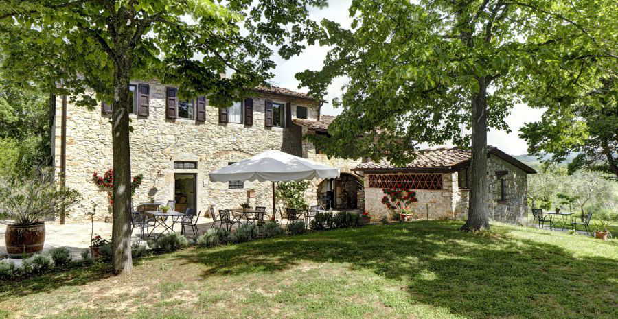 Agriturismo tradizionale toscano, circondato da giardini ombreggiati