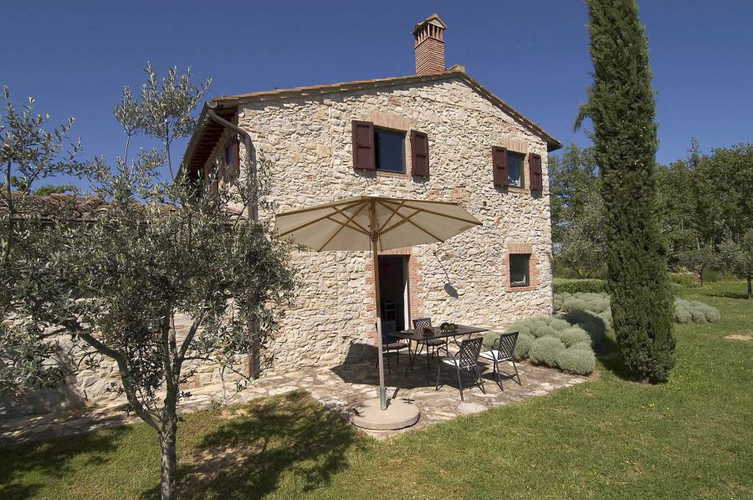 Circondati da fragranze di fiori, lavanda, cipressi ed oliveti