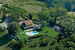 Il B&B con piscina circondato dal verde della campagna toscana