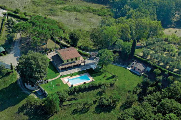 Il B&B con piscina circondato dal verde della campagna toscana