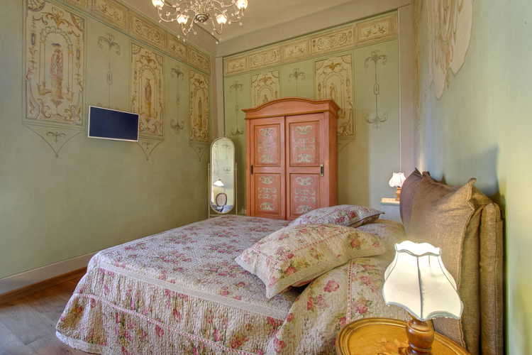 Decori Country e Mobili Antichi di Famiglia Arricchiscono l'Appartamento Cupido