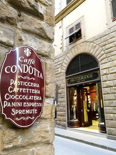 Per una vera colazione all'italiana, potrai approfittare del bar proprio sotto l'appartamento