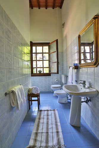 Fattoria Pagnana: modern bathrooms