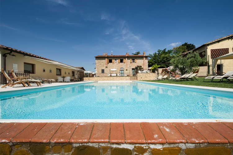 La piscina della Fattoria Pogni, dalle dimensioni più grandi del normale, Ã¨ caratterizzata dalla presenza di acqua salata