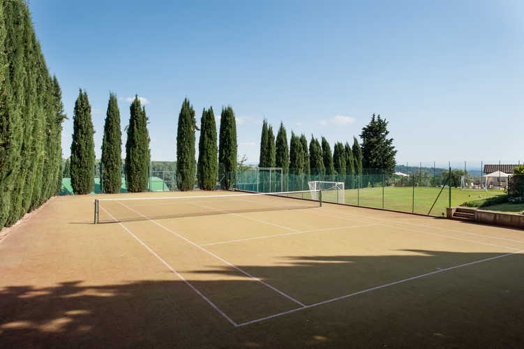 Il campo da tennis della Fattoria Pogni, per una vacanza all'insegna dello sport!