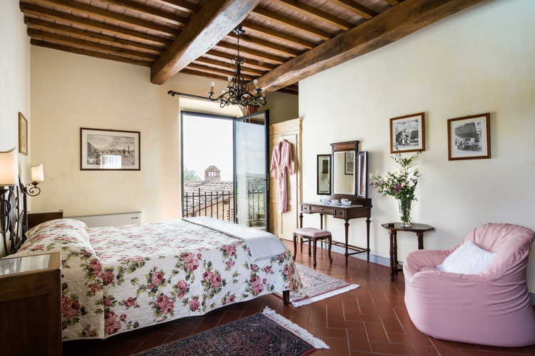 Un'altra delle camere della Fattoria Pogni, dotata di ogni comoditÃ  e comfort, arredata con un abbinamento di accessori e colori caldi ed accoglienti