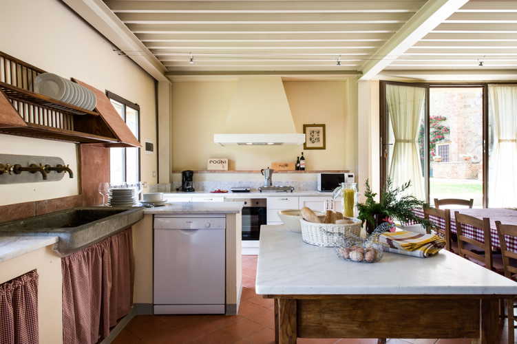 Una delle cucine, rustica nell'arredo ma moderna nella sua dotazione di accessori ed elettrodomestici