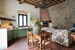 Gli ambienti sono arredati e decorati in tipico stile toscano rurale, con i mattoni a vista, le pareti in pietra ed i soffitti con le travi in legno