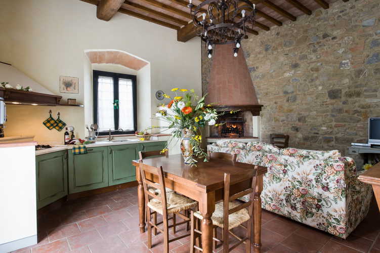 Gli ambienti sono arredati e decorati in tipico stile toscano rurale, con i mattoni a vista, le pareti in pietra ed i soffitti con le travi in legno
