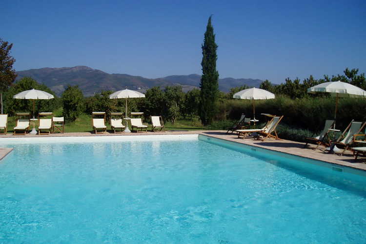 La bella piscina con vista