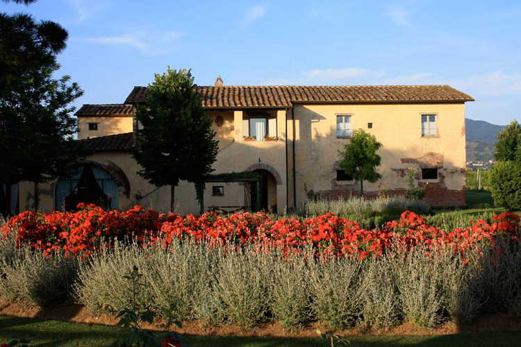 Circondata dai colori della campagna