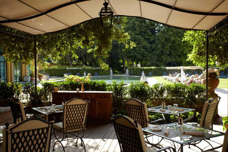 Four Seasons Hotel Firenze: Parking available on site