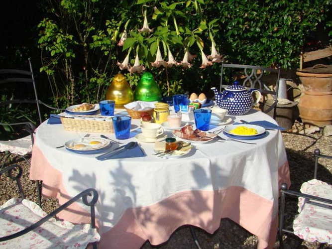 La ricca colazione con prodotti fatti in casa servita in giardino