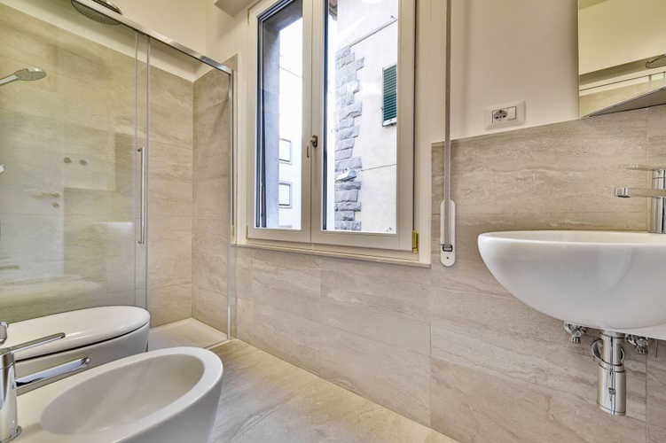 Anche i bagni sono moderni, luminosi e molto funzionali