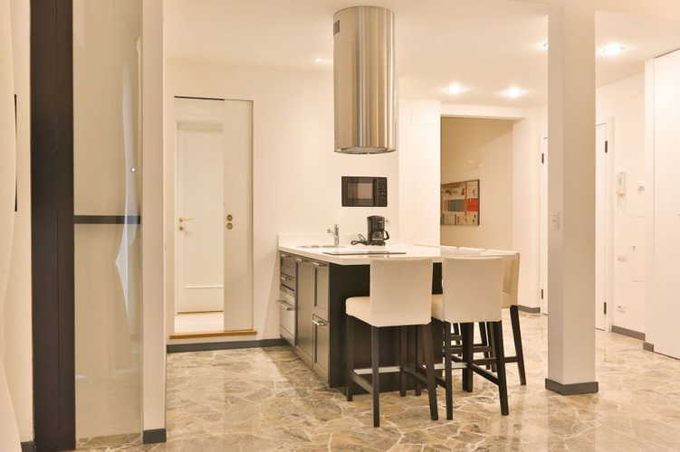 Le cucine sono entrambe dotate di ogni accessorio ed elettrodomestico